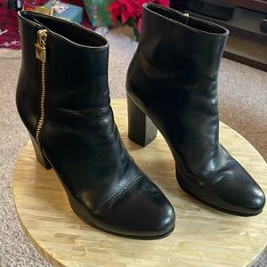 Super cute black ankle boots!